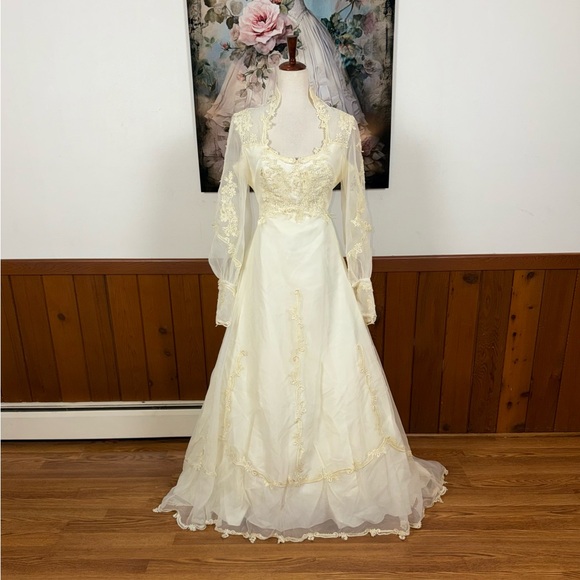 Elegant Vintage 1970s Organza Wedding Gown & Hat Veil - Picture 6 of 12